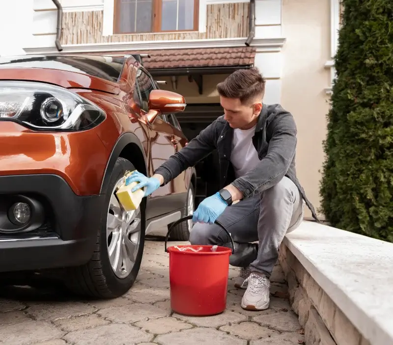 Lavage auto à domicile Le Châtenet-en-Dognon : professionnel intervenant sur un véhicule